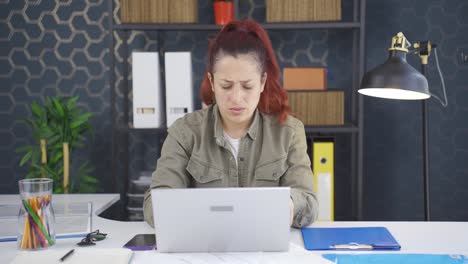 Stressed-business-woman-using-laptop.